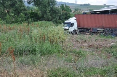 Direksiyon Hakimiyetini Kaybeden Tır Şoförü, Soğuk Hava Deposuna Daldı