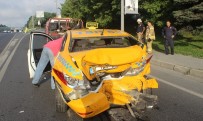 EDIRNEKAPı - Edirnekapı E-5'Te Taksi İle Minibüs Çarpıştı Açıklaması 1 Yaralı