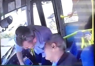Halk Otobüsü Şoförü Direksiyon Başında Kalp Krizi Geçirdi, Faciayı Bekçi Önledi
