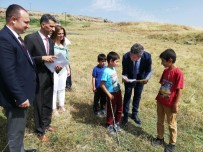 HÜSEYİN ÇELİK - İl Milli Eğitim Müdürü Taşçıer Çobanlık Yapan Öğrencilerin Karnelerini Arazide Verdi