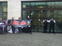 Mahkeme Önünde Assange İçin Protesto