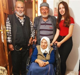 Mavi Kapaklar 79 Yaşındaki Nazlı Teyzenin Umudu Oldu