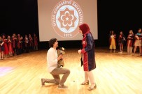 CUMHURIYET ÜNIVERSITESI - Mezuniyet Töreninde Sürpriz Evlenme Teklifi