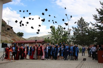 Oltu Meslek Yüksekokulu'nda Mezuniyet Coşkusu