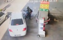 (Özel) Motosiklet Sürücüsünün Benzin İstasyonunda Aracı Üzerine Kıran Sürücüye Yumruğu Kamerada