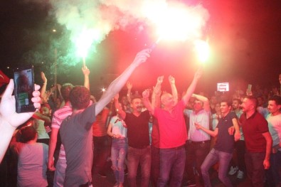 Servisçilerden İBB Önünde 'Tahdit Kararı' Kutlaması