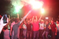 HAMZA ÖZTÜRK - Servisçilerden İBB Önünde 'Tahdit Kararı' Kutlaması