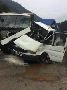 Trabzon'da Kamyon İle Kamyonet Çarpıştı Açıklaması 1'İ Ağır 2 Yaralı