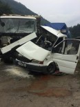 Trabzon'da Kamyon İle Kamyonet Çarpıştı Açıklaması 1'İ Ağır 2 Yaralı Haberi