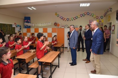 Vali Deniz Çocukların Karne Heyecanına Ortak Oldu