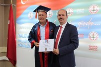 50 Yaşında Üniversite Mezunu Oldu