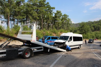 Antalya'da Trafik Kazası Açıklaması 11 Yaralı