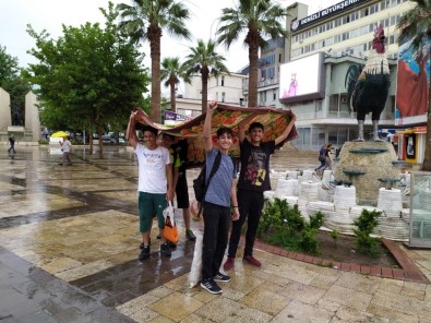 Battaniyeyi Şemsiye Yaptılar