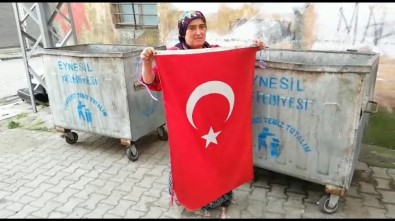 'Bunun Yeri Çöp Değil, Başımızın Üstü' Dedi, Çöpte Bulduğu Türk Bayrağını Evinin Kapısına Astı