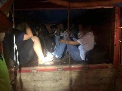 Çeşme KOM'den Kaçak Göçmenlere İki Ayrı Operasyon Açıklaması 2 Tutuklama