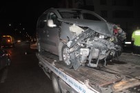 Minibüsle, Hafif Ticari Araç Çarpıştı Açıklaması 3 Yaralı