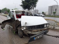 Otomobil Otogarın Çevre Duvarına Çarptı Açıklaması 1 Yaralı