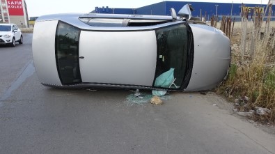 (Özel) Pendik'de Virajı Alamayan Otomobil Devrildi, Sürücü Ağır Yaralandı