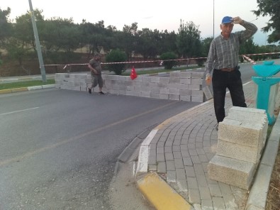 Pamukkale'ye Giden Yolu Briketle Duvar Örüp Trafiğe Kapattılar