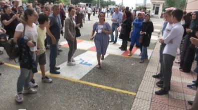 Sınav Merkezine Son Saniyede Alkışlar Arasında Girdi