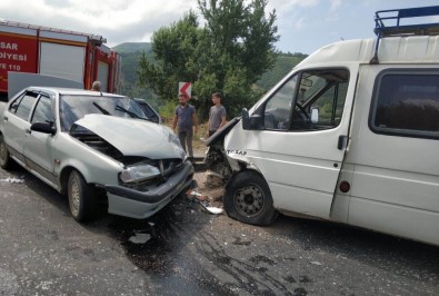 Tokat'ta Otomobil İle Minibüs Çarpıştı Açıklaması 4 Yaralı