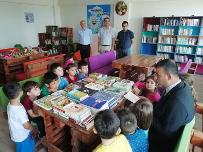 Toplanan Kitap Ve Oyuncaklar Çocuklara Hediye Edildi