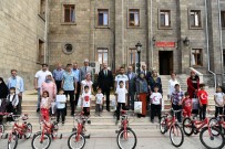 Vali'den 10 Öğrenciye Karne Hediyesi Bisiklet