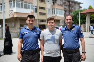 YKS İlk Oturumuna Geç Kalan Öğrenciyi Polis Ekipleri Sınava Yetiştirdi