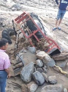 Alaşehir'de Dere Taştı Sel Suları 2 Traktörü Sürükledi