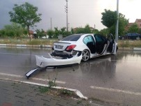 LÜKS OTOMOBİL - Aydınlatma Direğine Çarpan Lüks Araç Kendi Etrafında Defalarca Döndü Açıklaması 2 Yaralı