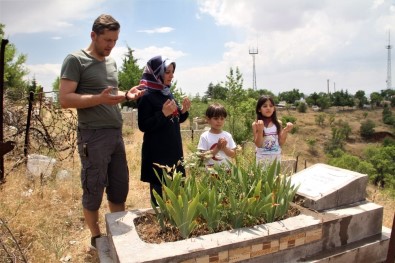 Babalar Günü'nde Mezarlıklarda Anlamlı Ziyaret