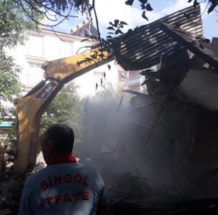 Bingöl'de Metruk Bina Yıkıldı