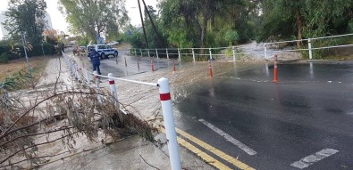 Kıbrıs'ta Yaz Yağmurları Araçları Devirdi