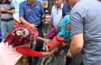 DİLENCİ OPERASYONU - Kucağında Bebekle Yakalanan Dilenciden 'Bebeği Yere Çarparım' Tehdidi