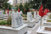 BABALAR GÜNÜ - Şehit Ailelerinden Babalar Günü'nde Cebeci Askeri Şehitliği'ne Ziyaret