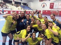 YENİMAHALLE BELEDİYESİ - Yenimahalle'nin Melekleri Kupaya Doymuyor