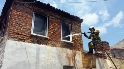 Burhaniye'de Çıkan Yangında Bir Ev Kül Oldu