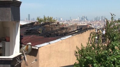 Gaziosmanpaşa'da 2 Katlı Binanın Çatı Katı Alev Alev Yandı