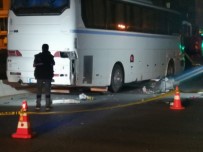 İzmir'de Motosiklet Otobüse Çarptı Açıklaması 1 Ölü 1 Ağır Yaralı