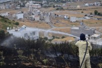 İŞ MAKİNASI - Otluk Alanda Çıkan Yangın Evlere Sıçramadan Söndürüldü