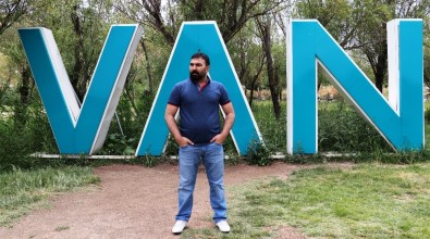 (Özel) Ahmet Kaya Rolü Vanlı Sanatçıya