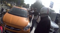 KEMERALTı - (Özel) Taksici İle Motosikletlinin 'Plaka Yamuldu' Kavgası Kamerada