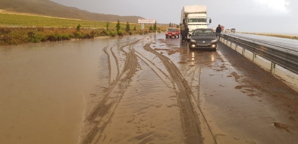 Sel suları Aksaray-Ankara karayolunu kapattı