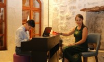 NURSAL ÇAKıROĞLU - 10 Yaşındaki Görme Engelli Deniz'den Piyano Resitali