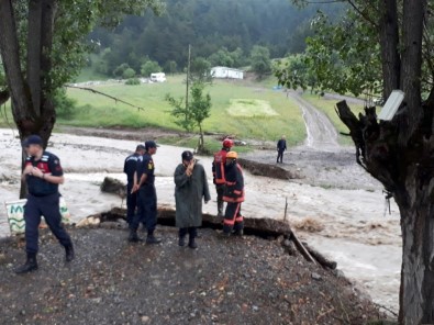 Jandarma Dere Yatağında Mahsur Kalan 7 Kişiyi Kurtardı