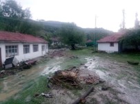 KUZÖREN - Kızılcahamam'da Aşırı Yağışlar Sele Neden Oldu