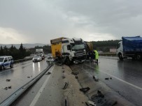 KAVACıK - Makas Atarak Yokuştan İnen Tır Bariyerlere Çarptı