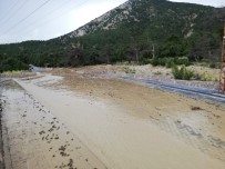 YAĞAN - Nallıhan'da Sel Hoşebe Mesire Alanı Ve Kabaca Köyünü Vurdu