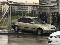 İMAM HATİP LİSESİ - Otomobil Durağa Daldı Açıklaması 3 Yaralı