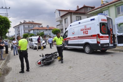 Otomobil Elektrikli Bisiklet Ve Motosikletle Çarpıştı, 2 Yaralı